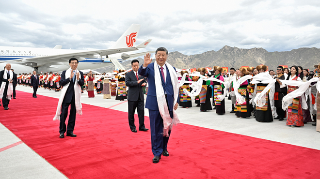 习近平率中央代表团抵达拉萨出席西藏自治区成立60周年庆祝活动